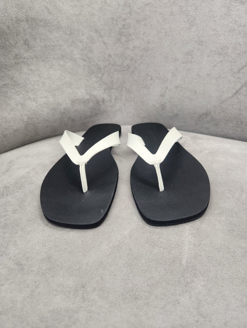 Gianni Bini Thong Sandals 10 White Leather Steffan Casual Effortless New $50 - Picture 11 of 15